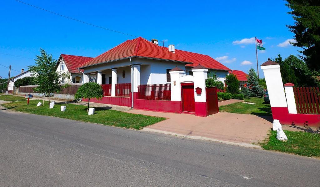 Almosdi Topart Vendeghaz Bagian luar foto