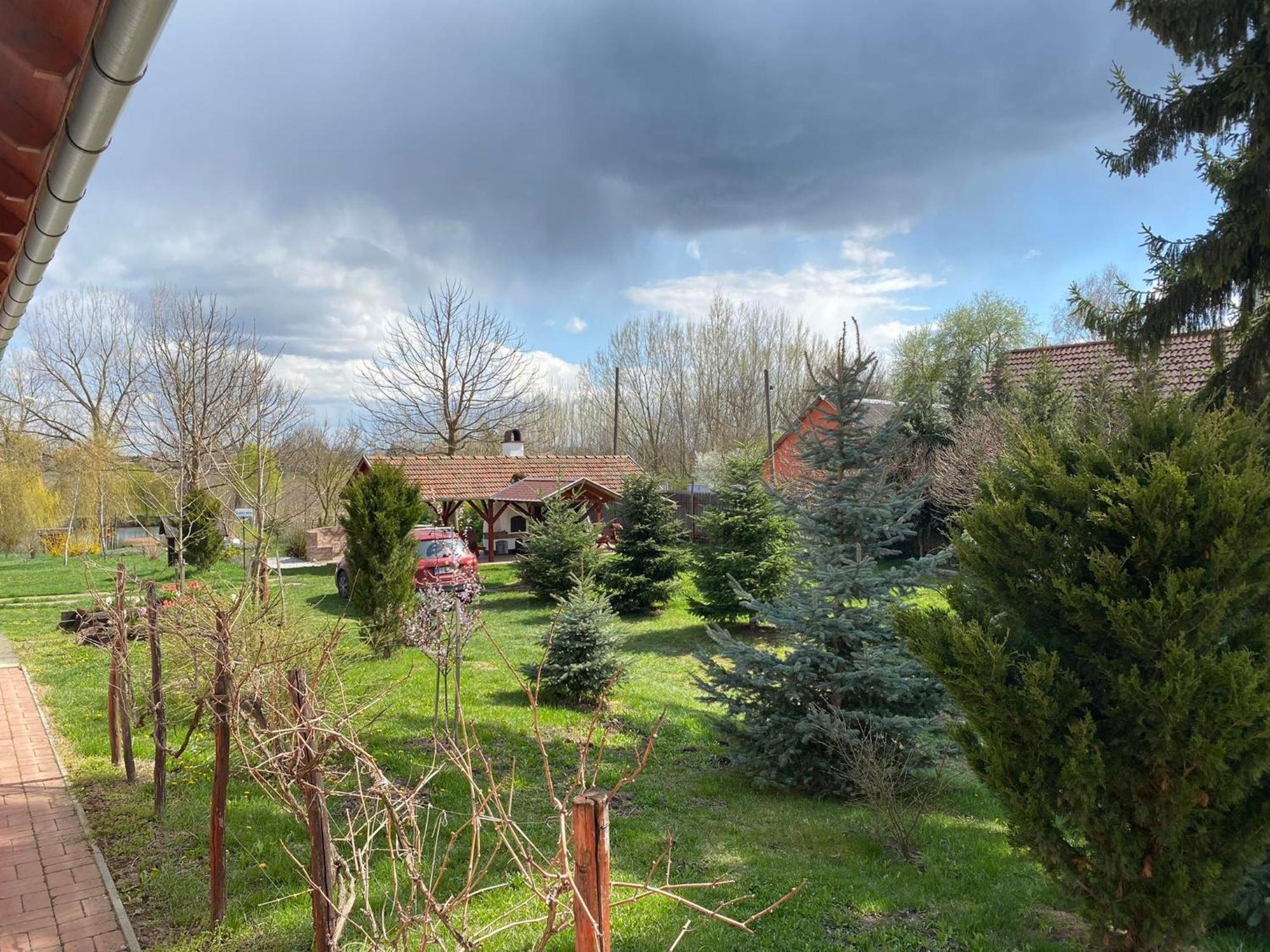 Almosdi Topart Vendeghaz Bagian luar foto